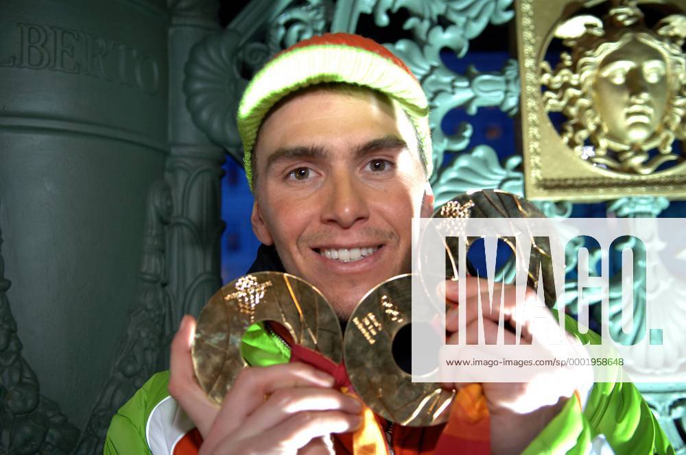 Der dreifache Olympiasieger Michael Greis (Deutschland) präsentiert stolz seine Goldmedaillen Biathlon OS Winter Herren Olympische Spiele 2006, Winterspiele Porträt Medals Plaza Turin