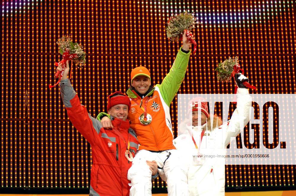 Siegerehrung Massenstart - der Zweitplazierte Tomasz Sikora (Polen, li.) und der Drittplazierten Ole Einar Björndalen (Norwegen) lassen Olympiasieger Michael Greis (Deutschland) hochleben Biathlon OS Winter Herren Olympische Spiele 2006, Winterspiele, Siegerehrung, Podium, Podest, Massenstart, 15km, 15 km Gruppe Medals Plaza, Blumen, Strauß, Blumenstrauß, tragen Turin Freude, Begeisterung,