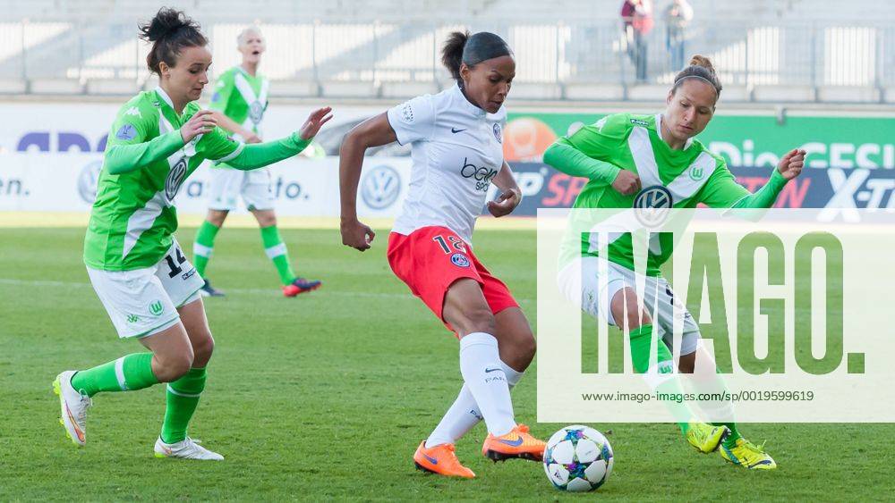 V.li.: Lina Magull (VfL Wolfsburg), Marie-Laure Delie (Paris Saint-Germain) und Babett Peter (VfL Wolfsburg) im Dreikampf, Fussball, UEFA Women s Champions League, VfL Wolfsburg - Paris Saint-Germain,