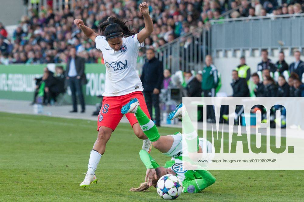 V.li.: Shirley Cruz Trana (Paris Saint-Germain) im Zweikampf mit Isabel Kerschowski (VfL Wolfsburg), Fussball, UEFA Women s Champions League, VfL Wolfsburg - Paris Saint-Germain,