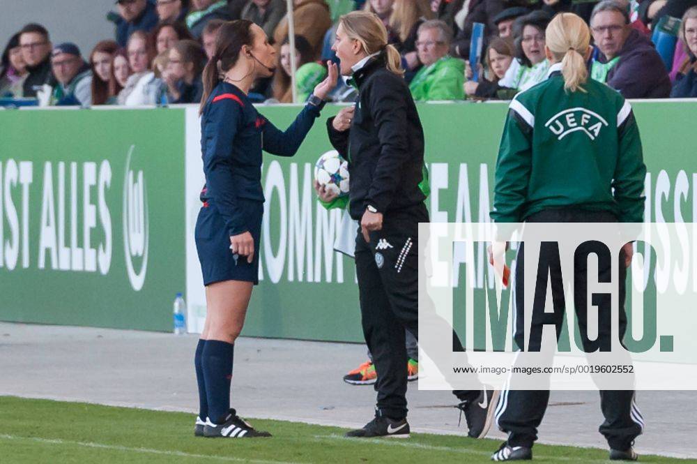 V.li.: Schiedsrichterin Pernilla Larsson (Schweden) ermahnt Co-Trainerin Britta Carlson (VfL Wolfsburg), Ermahnung, Gespräch, Reklamieren, Meckern, Fussball, UEFA Women s Champions League, VfL Wolfsburg - Paris Saint-Germain,