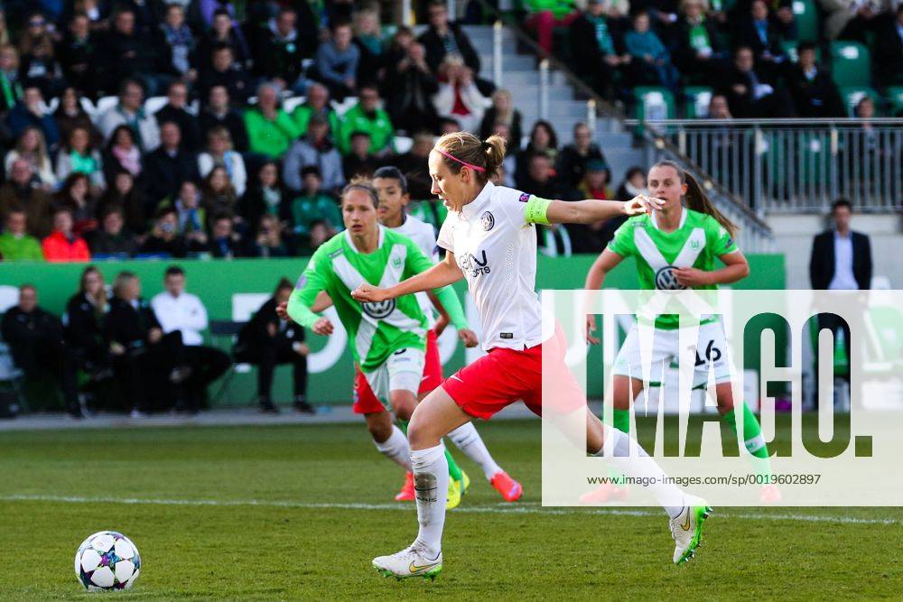 Sabrina Delannoy (Paris Saint Germain) trifft per Elfmeter zum 0-1 - Champions League Halbfinale Damen Saison 2014-2015 VfL Wolfsburg vs. Paris Saint Germain im AOK Stadion in Wolfsburg - Aktion,Deutschland, Fussball, Frau,Frauen