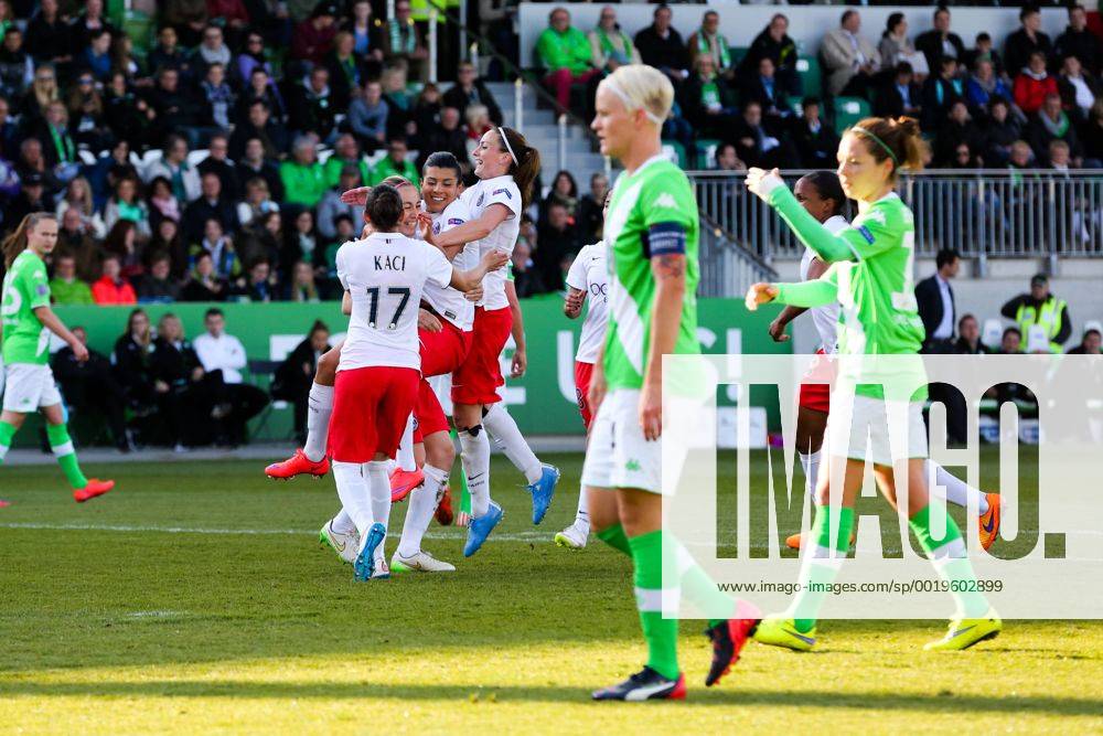 Torjubel - Torschuetzin Sabrina Delannoy (Mi.,Paris Saint Germain) trifft per Elfmeter zum 0-1 - Champions League Halbfinale Damen Saison 2014-2015 VfL Wolfsburg vs. Paris Saint Germain im AOK Stadion in Wolfsburg - Aktion,Deutschland, Fussball, Frau,Frauen