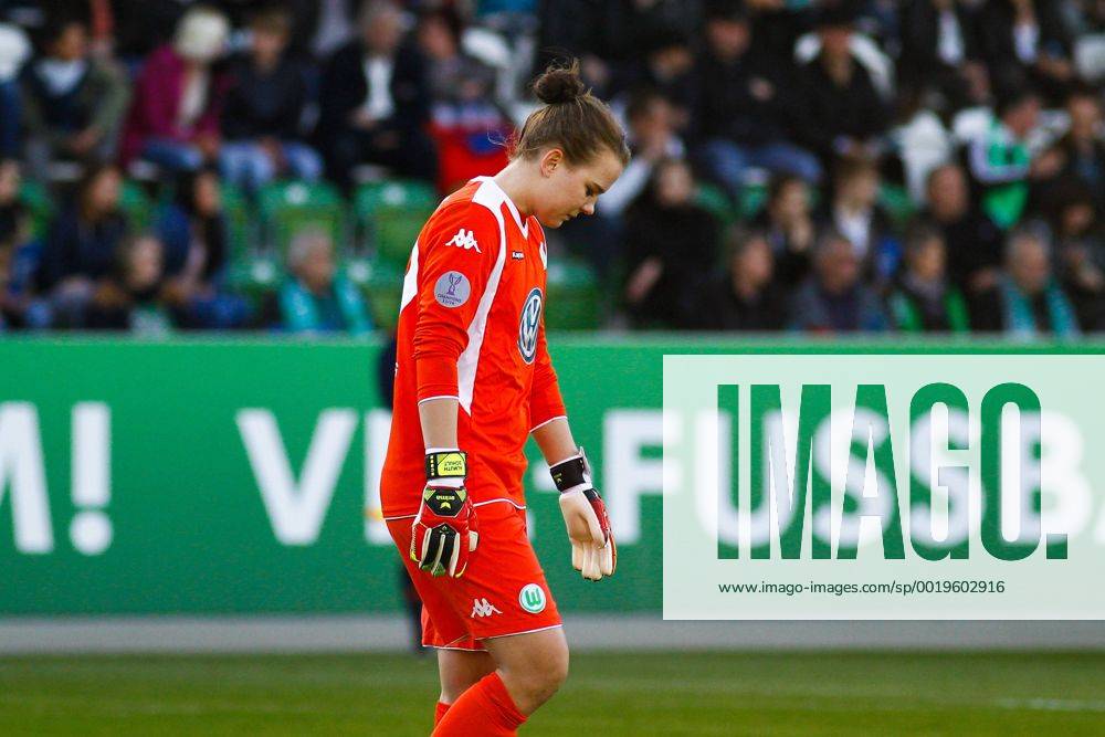 Enttaeuscht - Torhueterin Merle Frohms (VfL Wolfsburg) - Champions League Halbfinale Damen Saison 2014-2015 VfL Wolfsburg vs. Paris Saint Germain im AOK Stadion in Wolfsburg - Aktion,Deutschland, Fussball, Frau,Frauen