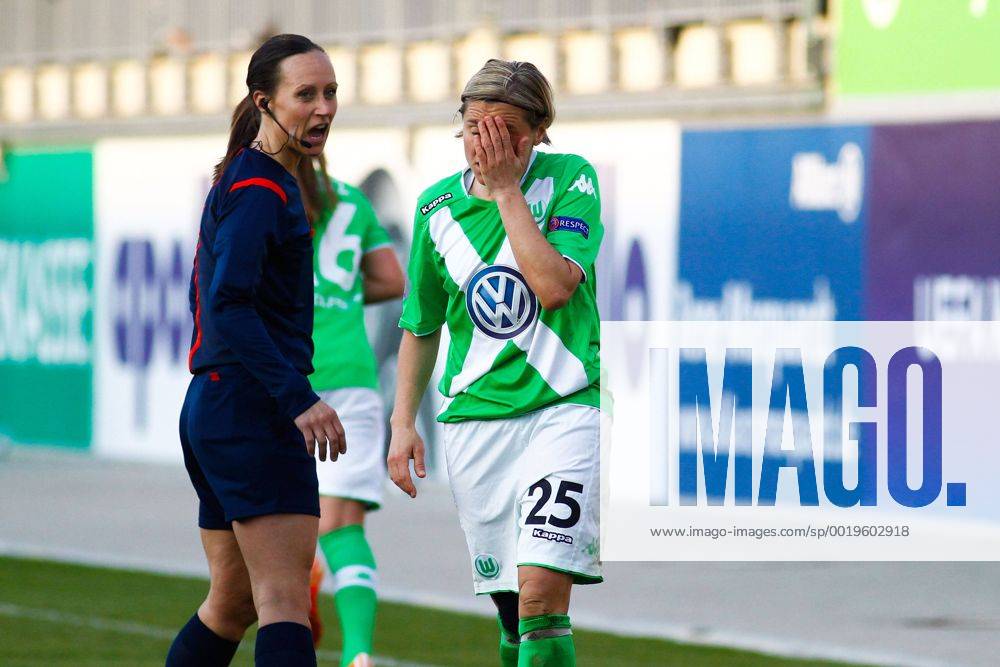 Martina Mueller (VfL Wolfsburg) mit Hand vor dem Gesicht - Champions League Halbfinale Damen Saison 2014-2015 VfL Wolfsburg vs. Paris Saint Germain im AOK Stadion in Wolfsburg - Aktion,Deutschland, Fussball, Frau,Frauen