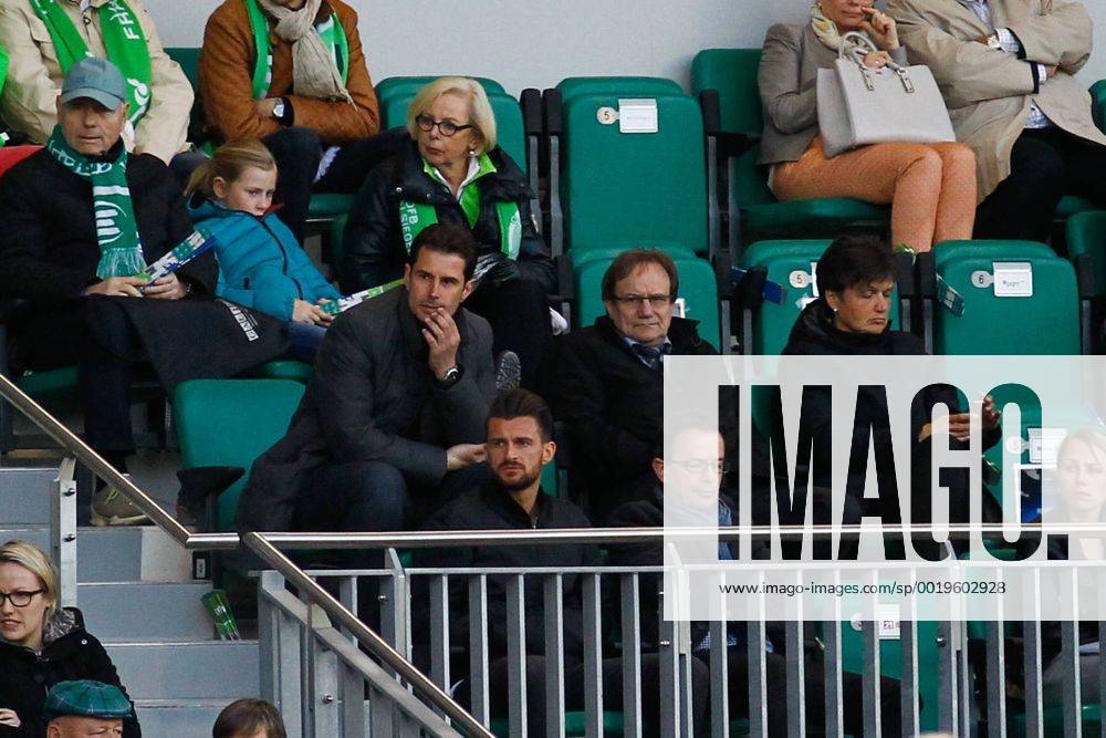 Trainer Ralf Kellermann (VfL Wolfsburg) muss auf die Tribuehne - Champions League Halbfinale Damen Saison 2014-2015 VfL Wolfsburg vs. Paris Saint Germain im AOK Stadion in Wolfsburg - Deutschland, Fussball, Mann