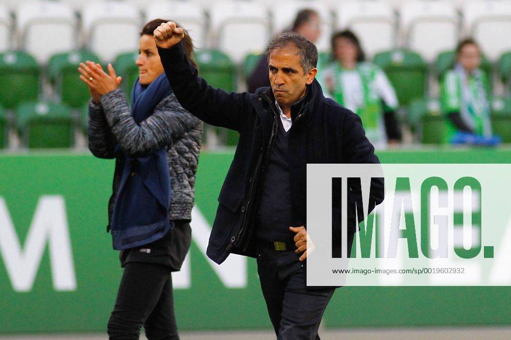 Jubel nach dem Spiel - Trainer Farid Benstiti (FRA) - Champions League Halbfinale Damen Saison 2014-2015 VfL Wolfsburg vs. Paris Saint Germain im AOK Stadion in Wolfsburg - Deutschland, Fussball, Mann