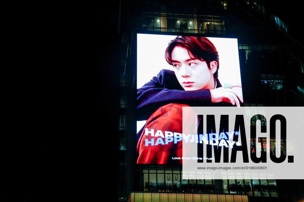 Südkorea, Leuchtreklame in Seoul zum Geburtstag von Sänger Jin von der Band BTS BTS Jin s birthday, Dec 4, 2022 : A LED advertisement board arranged by BTS member Jin s fans to celebrate the idol s birthday is seen at a department store in central Seoul, South Korea. BTS Kim Seok-Jin aka Jin turned 30 on Sunday, December 4. , aflo_205540937.jpg,