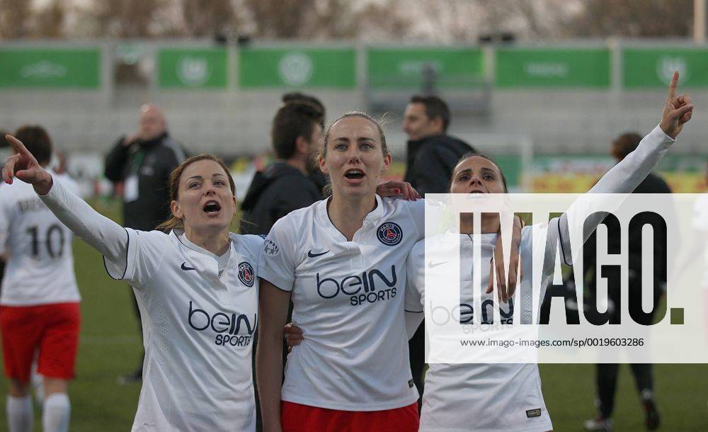 Feiern den Sieg mit den fans, v.l. Laure Boulleau (Paris Saint-Germain), Sabrina Delannoy (Paris Saint-Germain), Jessica Houara (Paris Saint-Germain) VfL Wolfsburg vs. Paris Saint Germain