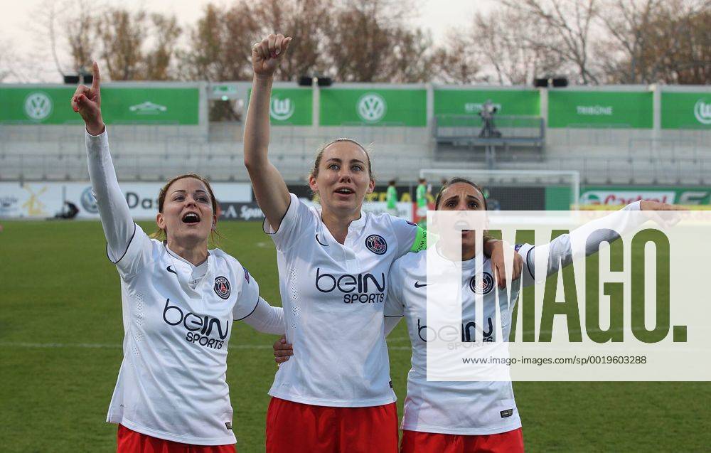 Feiern den Sieg mit den fans, v.l. Laure Boulleau (Paris Saint-Germain), Sabrina Delannoy (Paris Saint-Germain), Jessica Houara (Paris Saint-Germain) VfL Wolfsburg vs. Paris Saint Germain