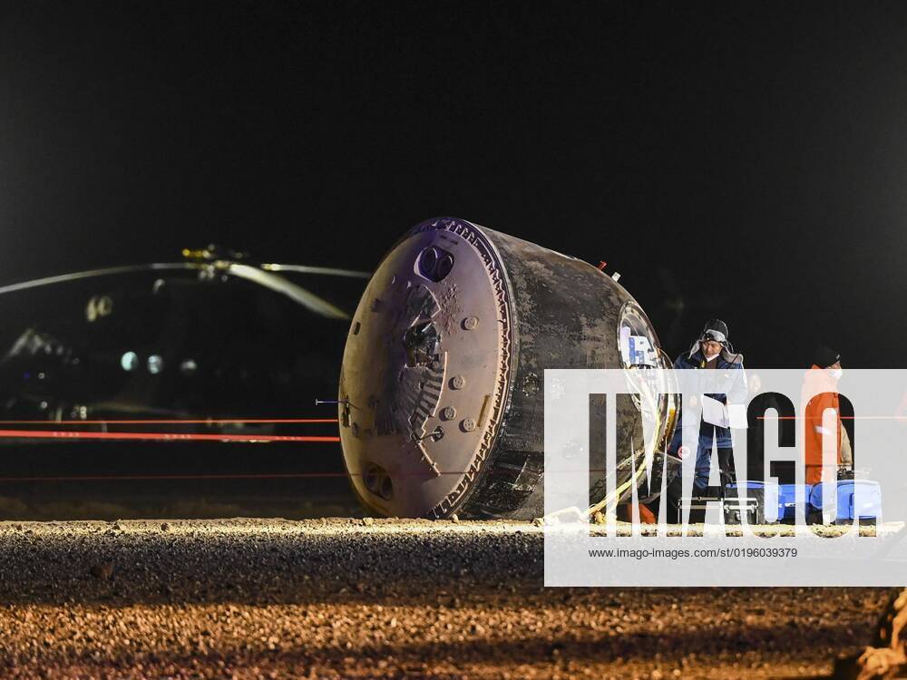 (221204) -- DONGFENG LANDING SITE, Dec. 4, 2022 -- The return capsule of the Shenzhou-14 manned spaceship touches down safely at the Dongfeng landing site in north China s Inner Mongolia Autonomous Region, Dec. 4, 2022. ) (EyesonSci)CHINA-SHENZHOU-14-RETURN (CN) LianxZhen