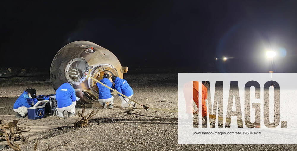 (221204) -- DONGFENG LANDING SITE, Dec. 4, 2022 -- The return capsule of the Shenzhou-14 manned spaceship touches down safely at the Dongfeng landing site in north China s Inner Mongolia Autonomous Region, Dec. 4, 2022. ) (EyesonSci)CHINA-SHENZHOU-14-RETURN (CN) LixGang