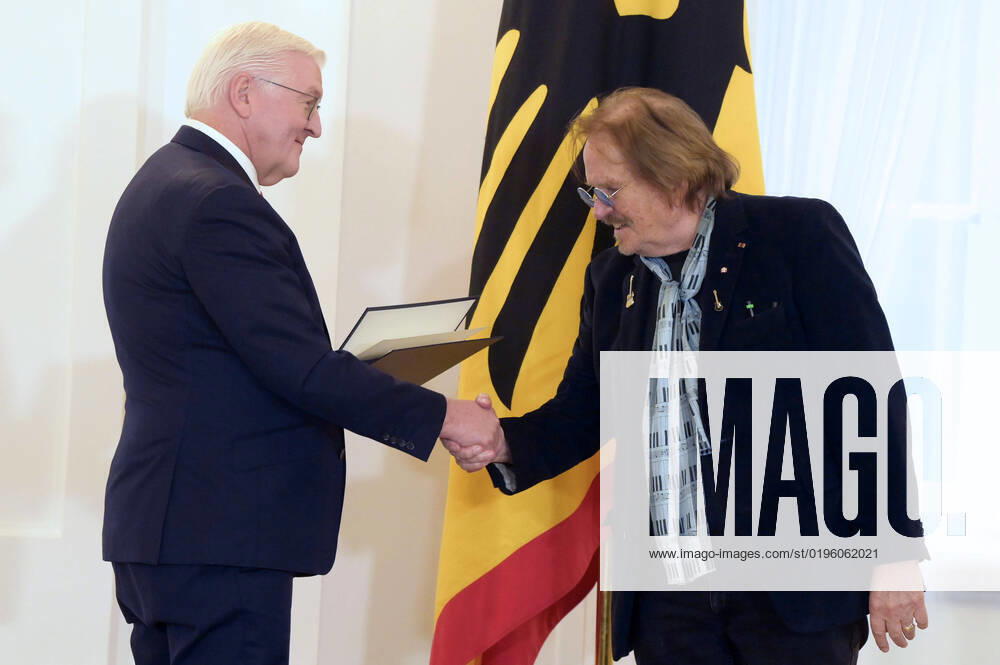Frank Walter Steinmeier and Frank Zander at the award of the Cross of Merit 1st Class of the Order of Merit of the Federal Republic of Germany to Frank Zander at Bellevue Palace Berlin, 05 12 2022 Foto:xF.xFuturexImage