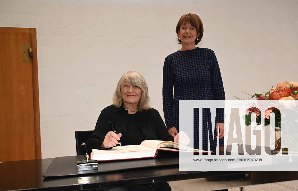 Journalist Alice Schwarzer and Lord Mayor Henriette Reker , l r, at a reception and signing of the guest book of the City of Cologne in honor of her 80th birthday
