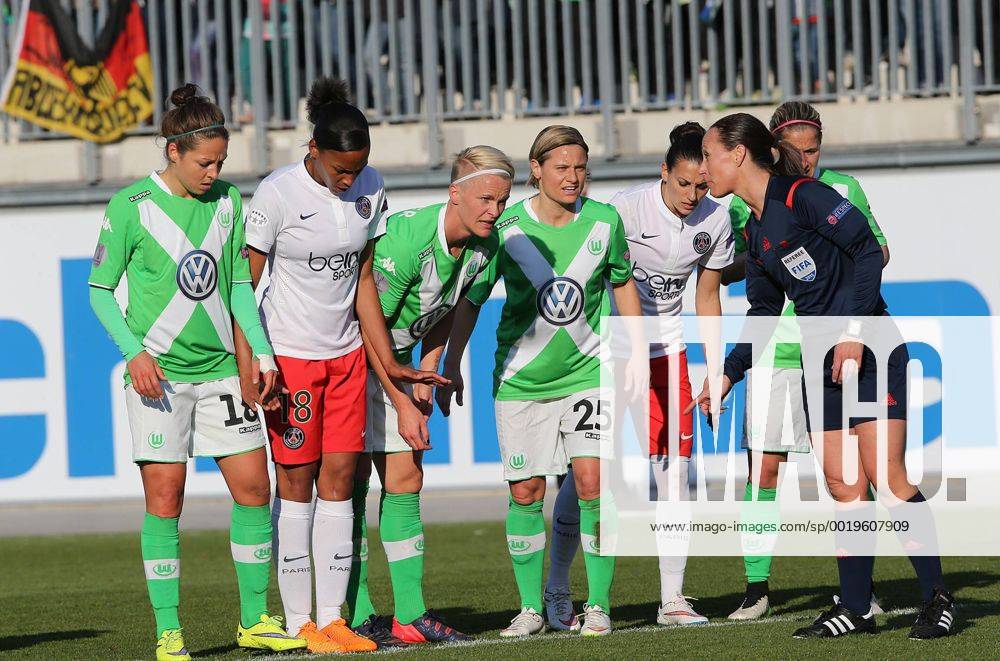 Diskussion mit Schiedsrichterin, v.l.Vanessa Bernauer (VfL Wolfsburg), Marie-Laure Delie (Paris Saint-Germain), Nilla Fischer (VfL Wolfsburg), Martina Mueller (VfL Wolfsburg) VfL Wolfsburg vs. Paris Saint Germain