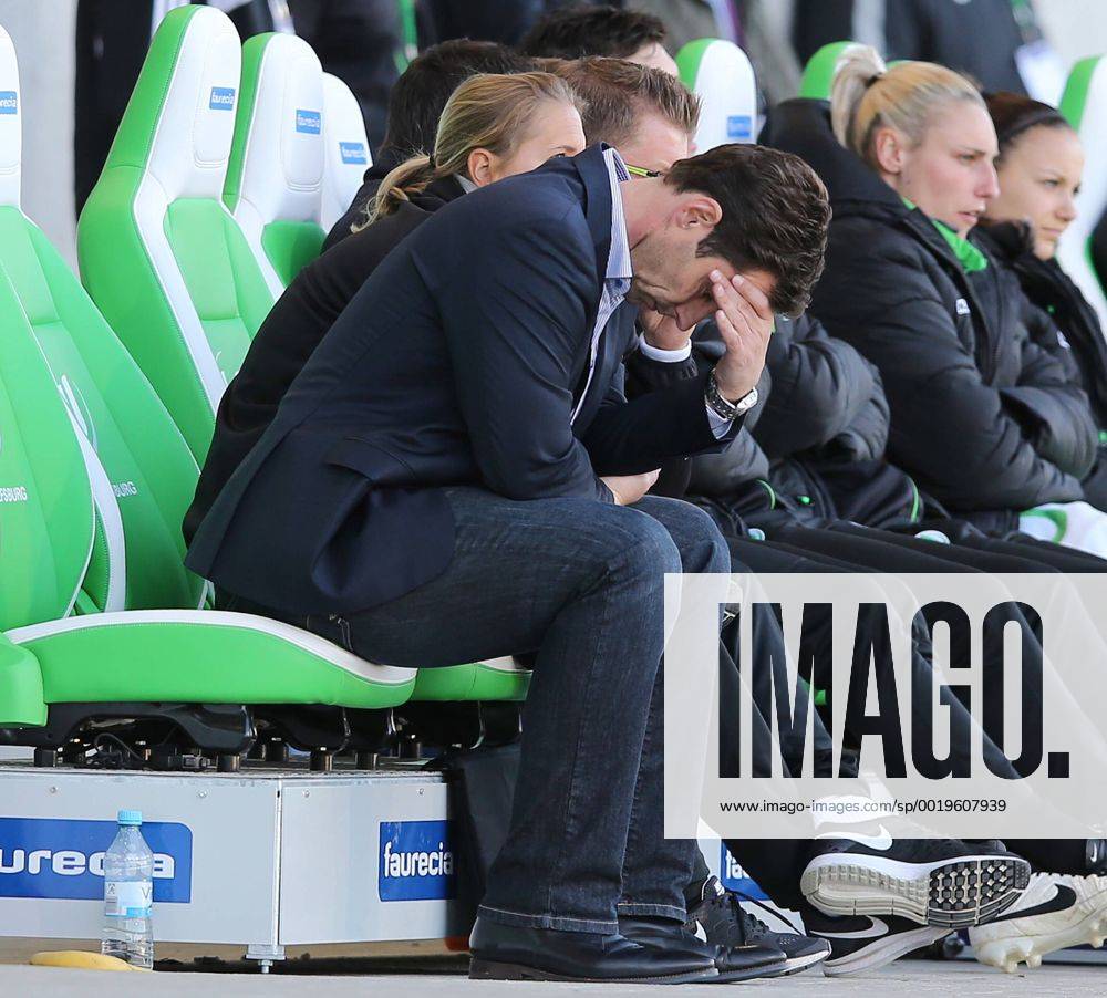 Cheftrainer Ralf Kellermann (VfL Wolfsburg) enttäuscht, er mag nicht mehr hinsehen. VfL Wolfsburg vs. Paris Saint Germain