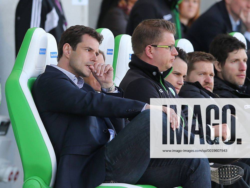 Cheftrainer Ralf Kellermann (VfL Wolfsburg) nachdenklich VfL Wolfsburg vs. Paris Saint Germain