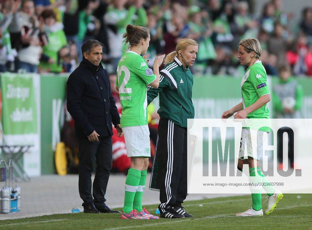 Martina Mueller (VfL Wolfsburg) wird ausgewechselt, unter traenen verlaesst sie den Platz. Es war ihr letzter Auftritt im heimischen stadion. Nach der saison beendet sie ihre Karriere. Verena Faisst (VfL Wolfsburg) wird für sie hier eingewechselt. VfL Wolfsburg vs. Paris Saint Germain