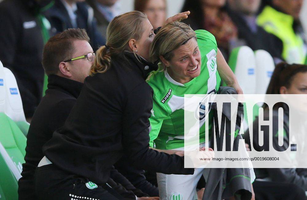 Martina Mueller (VfL Wolfsburg) wird ausgewechselt, unter traenen verlaesst sie den Platz. Es war ihr letzter Auftritt im heimischen stadion. Nach der saison beendet sie ihre Karriere. .Hier drückt sie Co-trainerin Britta Carlson. VfL Wolfsburg vs. Paris Saint Germain
