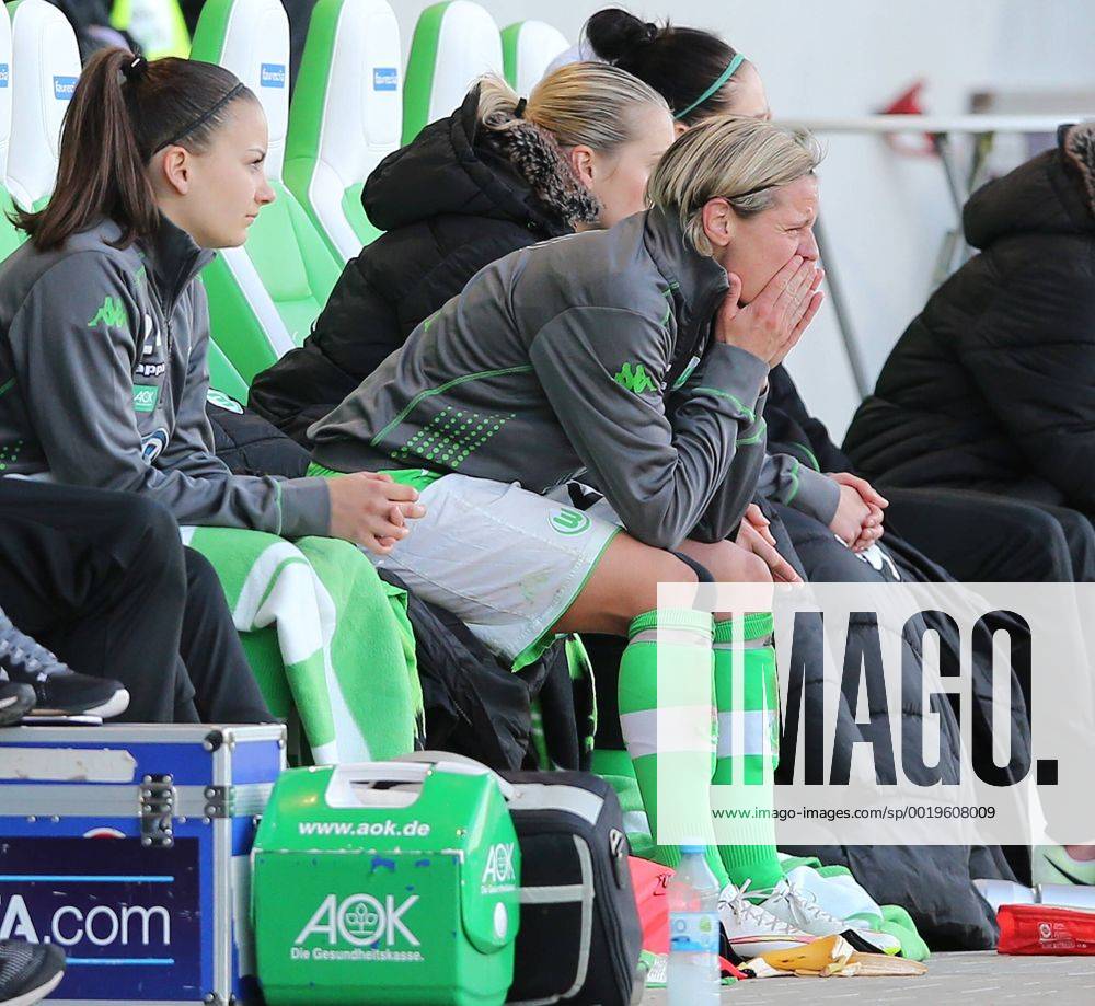Martina Mueller (VfL Wolfsburg) wird ausgewechselt, unter traenen verlaesst sie den Platz. Es war ihr letzter Auftritt im heimischen stadion. Nach der saison beendet sie ihre Karriere. VfL Wolfsburg vs. Paris Saint Germain