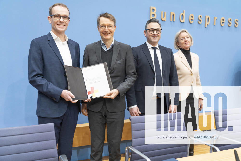 Bundespressekonferenz in Berlin - Reformvorschläge der Regierungskommission Krankenhausversorgung - Prof. Dr. med. Tom Bschor, Koordinator Regierungskommission eine moderne und bedarfsgerechte Krankenhausversorgung sowie Facharzt für Psychiatrie und Psychotherapie, Karl Lauterbach, Bundesgesundheitsminister, Prof. Dr. Christian Karagiannidis, Präsident Deutsche Gesellschaft für Internistische Intensivmedizin und Notfallmedizin DGIIN sowie Facharzt für Innere Medizin, Pneumologie und Intensivmedizin, Irmtraut Gürkan, stellvertretende Aufsichtsratsvorsitzende der CharitÃ (von links);Bundespressekonferenz in Berlin - Reformvorschläge der Regierungskommission Krankenhausversorgung - Prof. Dr. med. Tom Bschor, Koordinator Regierungskom