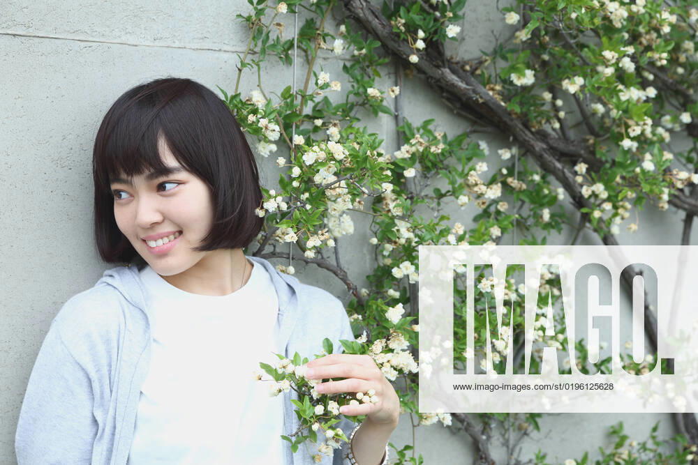 Young Japanese woman by the vines AFLO35240374 , 35240374.jpg, ,property released