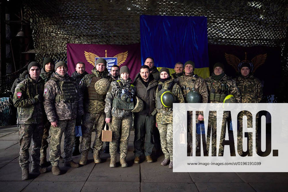 Ukraine-Konflikt, Wolodymyr Selenskyj besucht Slowjansk Ukrainian soldiers pose for a photo with President Volodymyr Zelenskyy, center, during his visit to to Sloviansk, Donbas region, Ukraine, Tuesday, December. 6, 2022.. UKR2022120628 UkrainianxPresidentialxPressxOff
