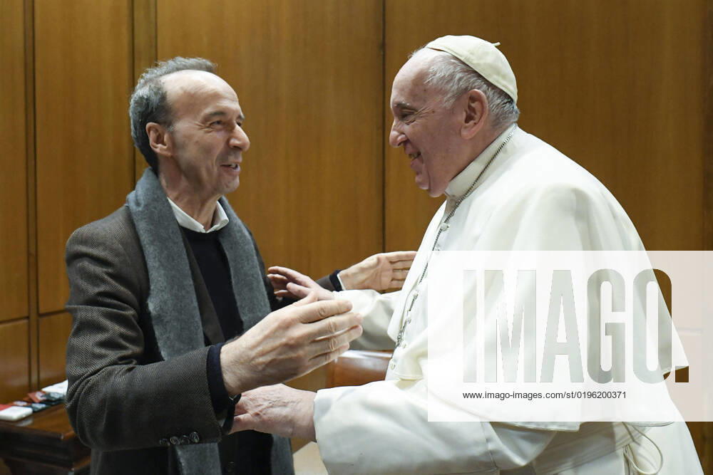 Bilder des Jahres 2022, Entertainment 12 Dezember Entertainment Themen der Woche KW49 December 7, 2022, VATICAN CITY: A handout picture provided by the shows Pope Francis receiving in audience Italian filmmaker and actor Roberto Benigni, Vatican City, 07 December 2022. ANSA (NPK) VATICAN CITY - ZUMAa110 20221207_zaf_a110_012
