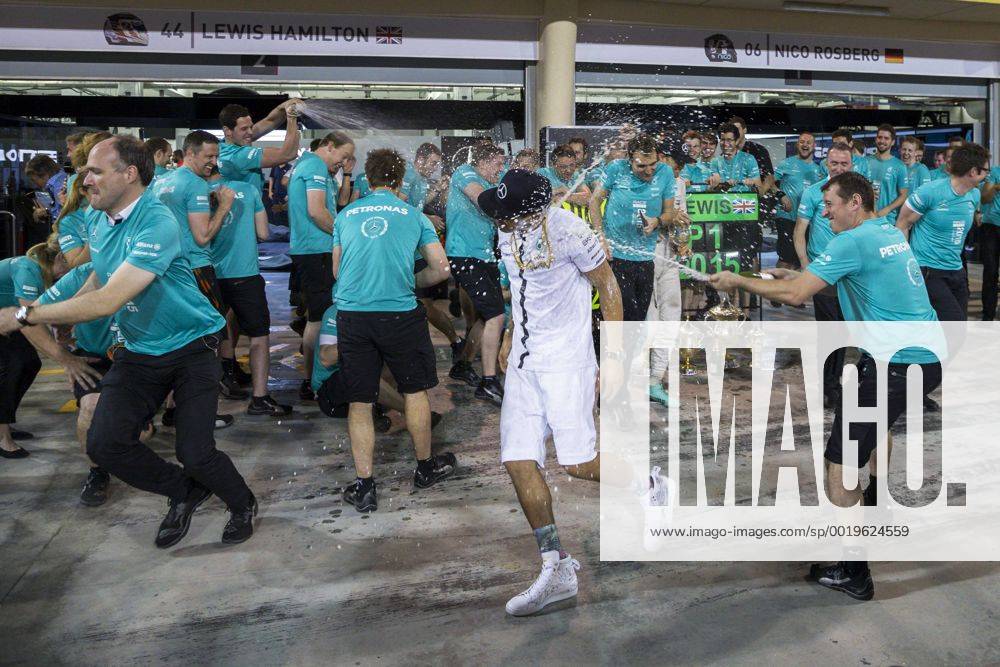 Race winner Lewis Hamilton (GBR) Mercedes AMG F1 celebrates with the team at Formula One World Championship WM Weltmeisterschaft Rd4, Bahrain Grand Prix Race, Bahrain International Circuit, Sakhir, Bahrain, Sunday 19 April 2015. FORMULE 1 : Grand prix de Bahrein - Sakhir - Course - 19 04 2015 Sutton Panoramic