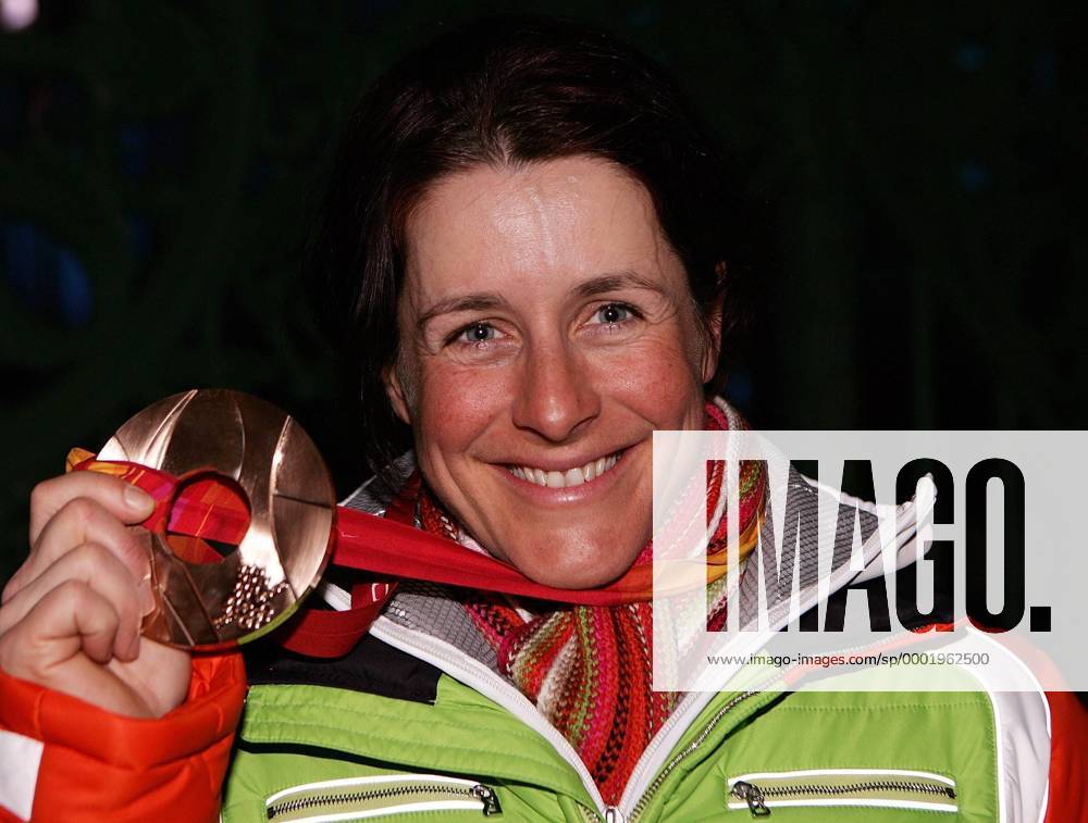 Uschi Disl (Deutschland) präsentiert stolz ihre Bronzemedaille vom Massenstart in Turin 2006 Biathlon OS Winter Damen Olympische Spiele Turin 2006, Winterspiele, 12,5km, 12,5 km, Kilometer, Porträt Cesana San Sicario Freude