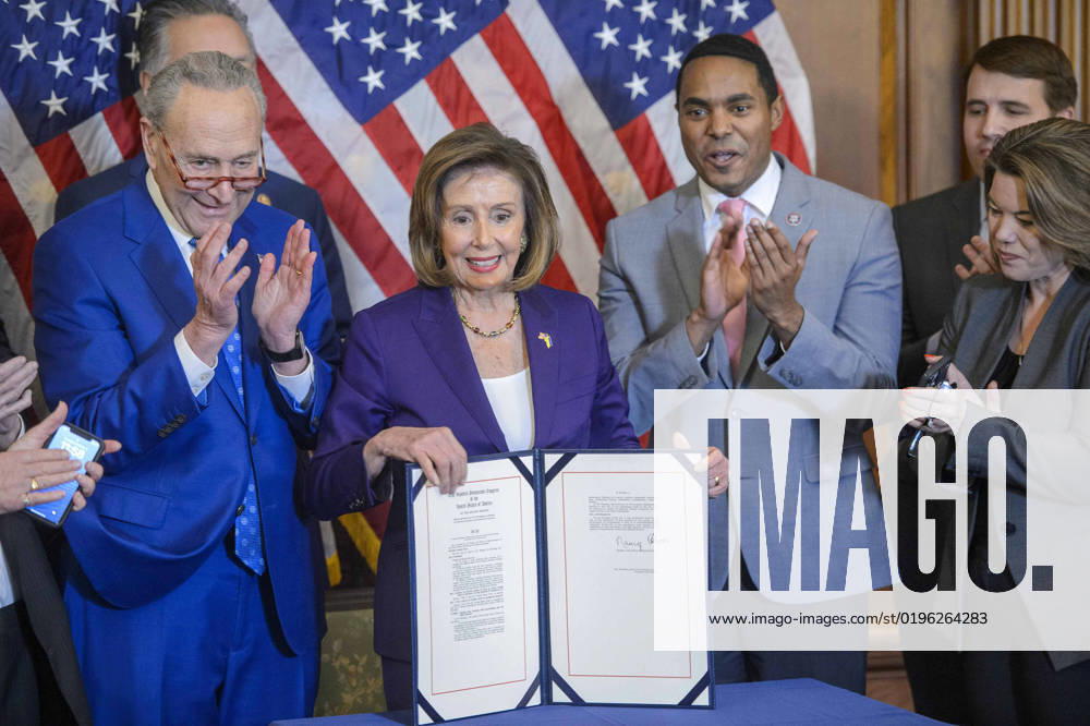 Bilder des Jahres 2022, News 12 Dezember Speaker of the House Nancy Pelosi, D-CA, holds the signed Respect for Marriage Act, which requires the U.S. federal government to recognizing the validity of same-sex and interracial marriages in the United States, during a ceremony in the Rayburn Room of the U.S. Capitol in Washington, DC on Thursday, December 8, 2022. WAP20221208323 BONNIExCASH