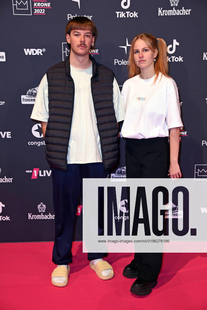Aditotoro Adrian Vogt , Hannah Tulnik at the 1live Krone 2022 in the Jahrhunderthalle in Bochum on 08 12 2022