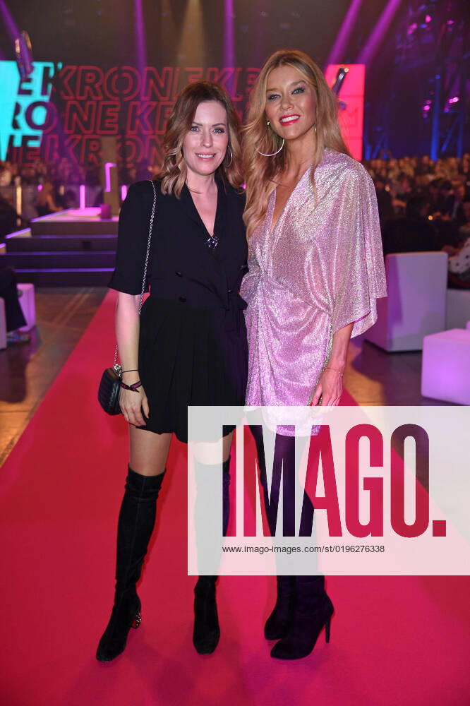 Jule Goelsdorf, Laura Karasek at the 1live Krone 2022 in the Jahrhunderthalle in Bochum on 08 12 2022