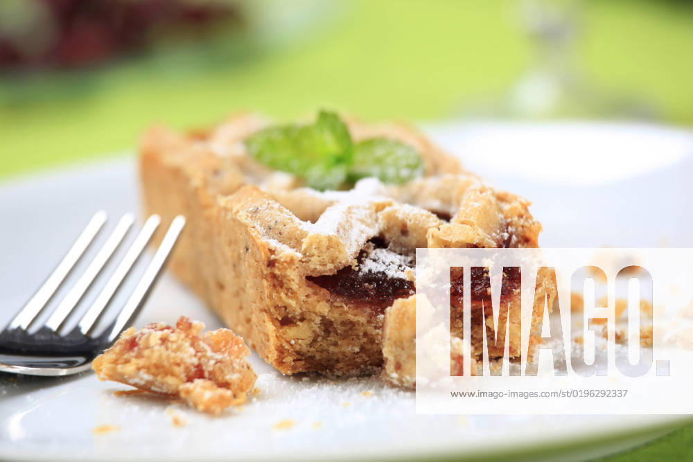 Mini dessert pie with fruit filling , 21797436.jpg, closeup, plate, baked, British cuisine, food, one, treat, snack, confectionery, bar, cookie, cake, mincemeat, jelly, preserve, crostata, crust pastry, shortbread, lattice, small, mini, sweet, dessert, marmalade, jam, Christmas pie, filling, fruit, tart, mince pie,
