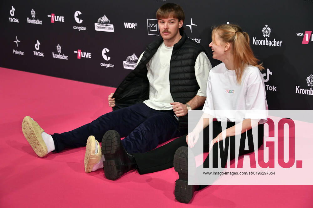 Adrian Vogt Aditotoro and Hannah Tulnik at the 23 award ceremony of the 1Live Krone 2022 in the Jahrhunderthalle Bochum, 08 12 2022 Foto:xN.xKubelkax xFuturexImage