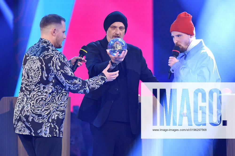 Dennis Wolter, Torsten Sträter and Benjamin Wolter at the 23 award ceremony of the 1Live Krone 2022 in the Jahrhunderthalle Bochum, 08 12 2022 Foto:xN.xKubelkax xFuturexImage