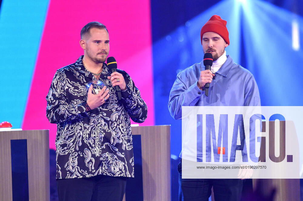 Dennis Wolter and Benjamin Wolter at the 23 award ceremony of the 1Live Krone 2022 in the Jahrhunderthalle Bochum, 08 12 2022 Foto:xN.xKubelkax xFuturexImage