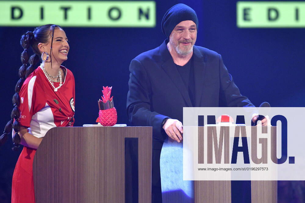Nina Chuba and Torsten Sträter at the 23 award ceremony of the 1Live Krone 2022 in the Jahrhunderthalle Bochum, 08 12 2022 Foto:xN.xKubelkax xFuturexImage