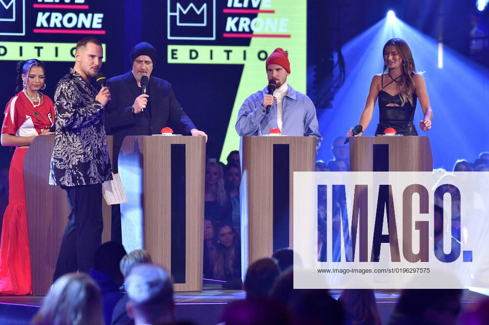 Nina Chuba, Dennis Wolter, Torsten Sträter, Benjamin Wolter and Leony at the 23 award ceremony of the 1Live Krone 2022 in the Jahrhunderthalle Bochum, 08 12 2022 Foto:xN.xKubelkax xFuturexImage