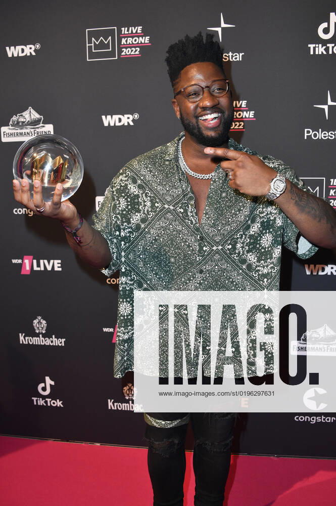 Crown of Kelvin Jones at the 23 award ceremony of the 1Live Krone 2022 in the Jahrhunderthalle Bochum, 08 12 2022 Foto:xN.xKubelkax xFuturexImage