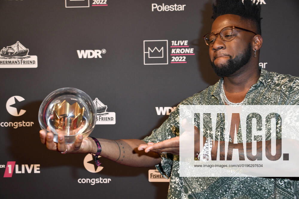 Crown of Kelvin Jones at the 23 award ceremony of the 1Live Krone 2022 in the Jahrhunderthalle Bochum, 08 12 2022 Foto:xN.xKubelkax xFuturexImage