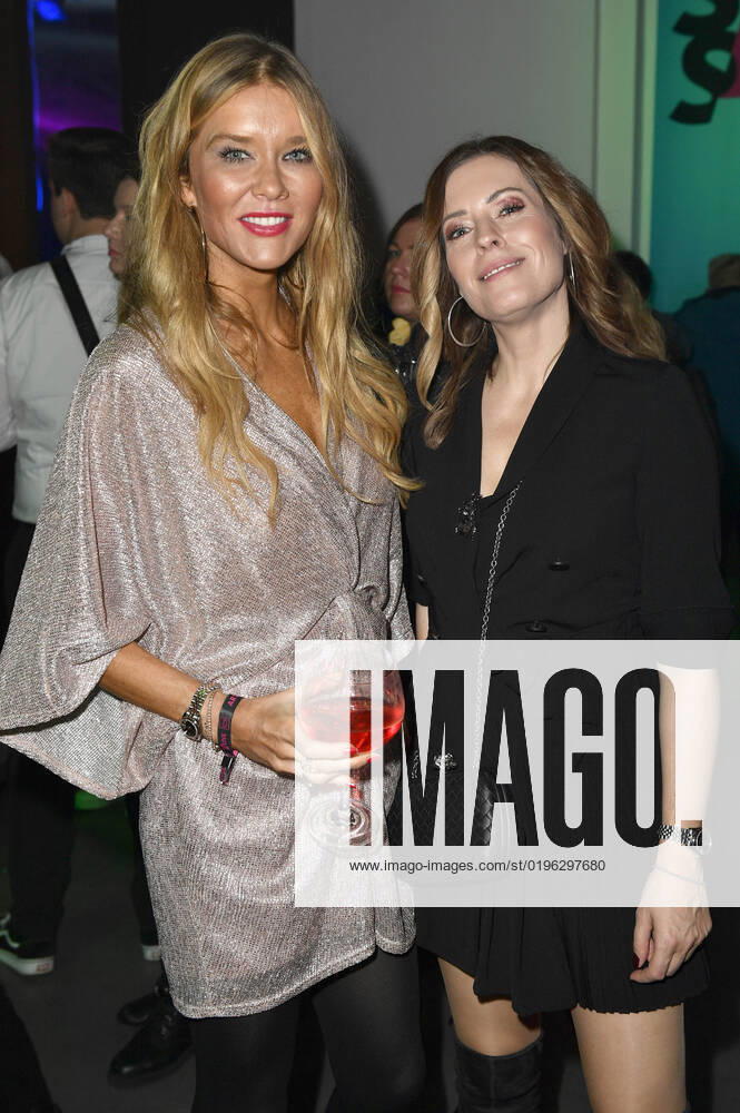 Laura Karasek and Jule Gölsdorf at the 23 award ceremony of the 1Live Krone 2022 in the Jahrhunderthalle Bochum, 08 12 2022 Foto:xN.xKubelkax xFuturexImage