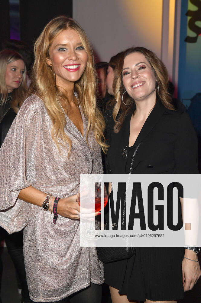 Laura Karasek and Jule Gölsdorf at the 23 award ceremony of the 1Live Krone 2022 in the Jahrhunderthalle Bochum, 08 12 2022 Foto:xN.xKubelkax xFuturexImage