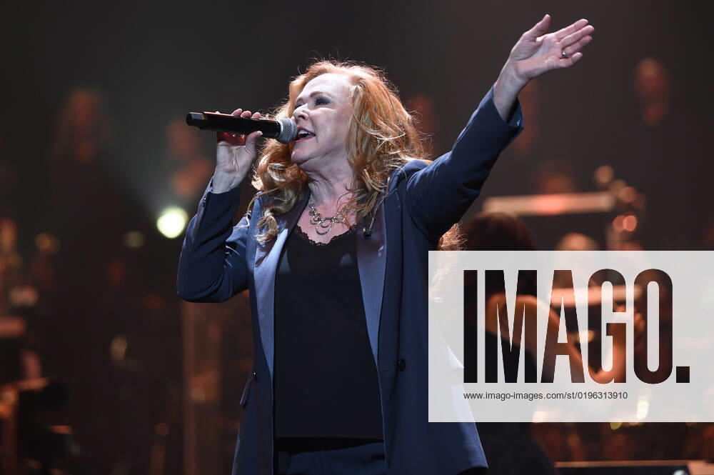Carol Decker T Pau live at Night of the Proms 2022 at ZAG Arena Hannover, 08 12 2022 Foto:xC.xNiehausx xFuturexImage