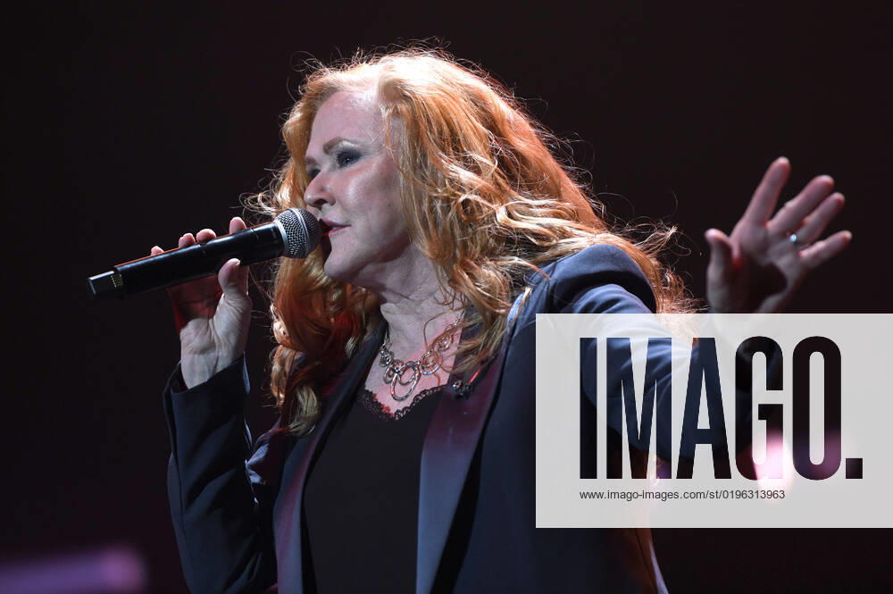 Carol Decker T Pau live at Night of the Proms 2022 at ZAG Arena Hannover, 08 12 2022 Foto:xC.xNiehausx xFuturexImage