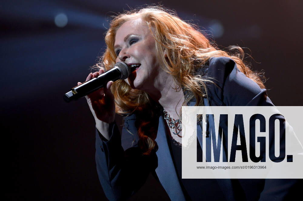 Carol Decker T Pau live at Night of the Proms 2022 at ZAG Arena Hannover, 08 12 2022 Foto:xC.xNiehausx xFuturexImage