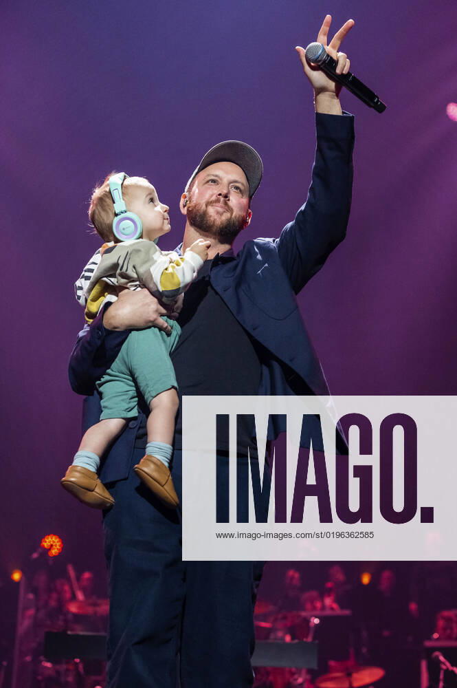 Matt Simons with son Beck live at Night of the Proms 2022 at ZAG Arena Hannover, 08 12 2022 Foto:xC.xSpeidelx xFuturexImage