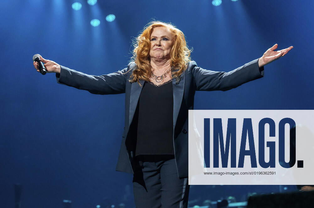 Carol Decker TÂ Pau live at the Night of the Proms 2022 at the ZAG Arena Hannover, 08 12 2022 Foto:xC.xSpeidelx xFuturexImage