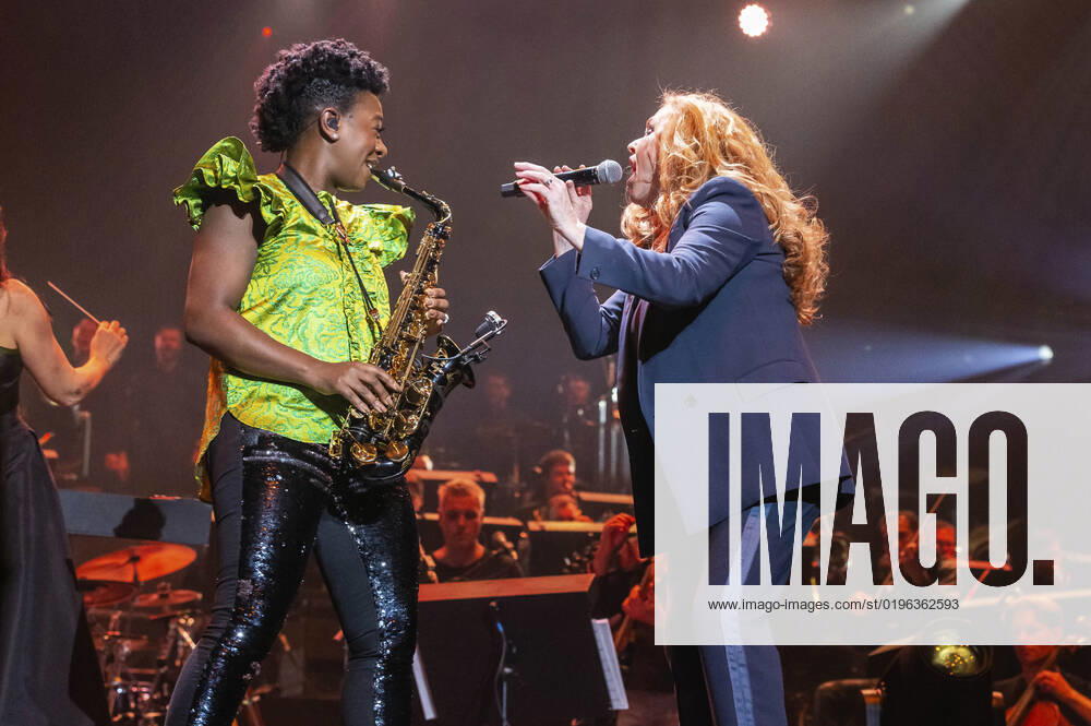Carol Decker TÂ Pau live at the Night of the Proms 2022 at the ZAG Arena Hannover, 08 12 2022 Foto:xC.xSpeidelx xFuturexImage