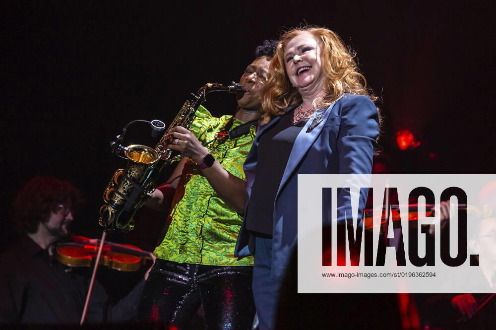 Carol Decker TÂ Pau live at the Night of the Proms 2022 at the ZAG Arena Hannover, 08 12 2022 Foto:xC.xSpeidelx xFuturexImage